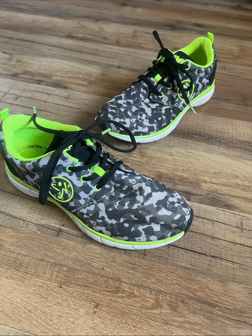Zumba fly print woman’s shoes size 7 black green